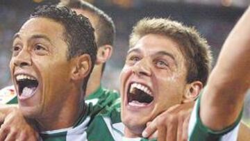 <b>HISTÓRICO. </b>Los jugadores béticos celebran su triunfo.