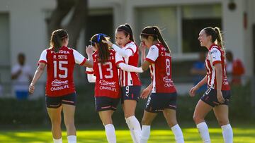 Jugadoras de Chivas festejan un gol en contra de Puebla.