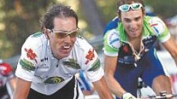 <b>CON LOS MEJORES. </b>Santi Pérez, en una carrera junto a Valverde.