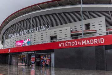 El aviso de la AEMET de alerta roja por previsión de lluvias torrenciales en Madrid obligó a suspender el encuentro entre el Atlético de Madrid y el Sevilla. Descubre en esta galería cómo se encuentra las inmediaciones del estadio.