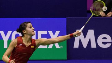 Carolina Marin devuelve el volante a la tailandesa Tai Tzu-ying durante las semifinales del Open de bádminton de Hong Kong.