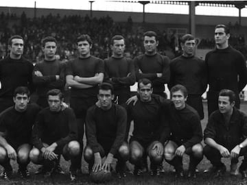 En 1967 empezó a jugar en el Ensidesa, equipo de 
Tercera División, donde coincidió con otros históricos del Sporting de Gijón como Castro, Churruca y Megido.