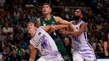 Una pelea por un rebote.