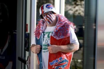 Este aficionado de los Bills lleva una camiseta que pone FUNY, que creemos que significa muy divertido (por aquello de que está en mayúsculas) y que no es ningún acrónimo ofensivo mandando a sus vecinos de los Jets a algún sitio desagradable.