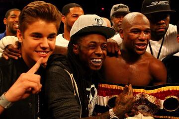 Mayweather es conocido por sus amistades con famosos: Rihanna, Justin Bieber, Kanye West, Jamie Foxx, Ruby Rose, Lil Wayne, Beyonce.