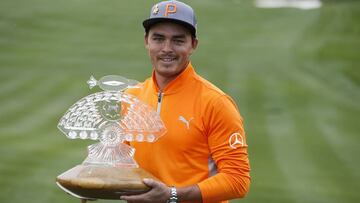 Rickie Fowler posa con el trofeo de campe&oacute;n del Waste Management Phoenix Open en el TPC Scottsdale de Scottsdale, Arizona.