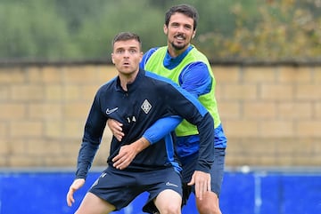 Eraso entrena con Erik Morán durante su última temporada en el Amorebieta.