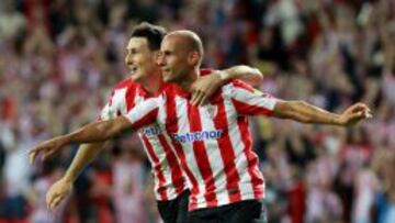 Aritz Aduriz y Mikel Rico, celebran el primer gol del equipo bilbaino. Aduriz marcaría el segundo.