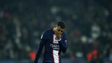 Paris (France), 02/04/2023.- Paris Saint Germain's Kylian Mbappe reacts during the French Ligue 1 soccer match between PSG and Olympique Lyonnais at the Parc des Princes stadium in Paris, France, 02 April 2023. (Francia) EFE/EPA/YOAN VALAT
