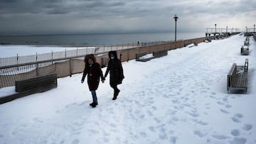 NUEVA YORK, NUEVA YORK - 3 DE FEBRERO: La gente camina a trav&eacute;s de la nieve en Coney Island el 3 de febrero de 2021 en la ciudad de Nueva York.