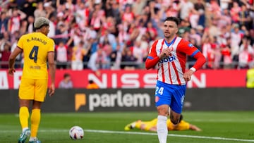 Girona, 04/05/2024. El delantero del Girona, Portu, celebra el segundo gol de su equipo durante el encuentro correspondiente a la jornada 34 de Primera División que Girona y FC Barcelona disputan hoy sábado en el estadio municipal de Montilivi, en la localidad gerundense. EFE/Siu Wu.