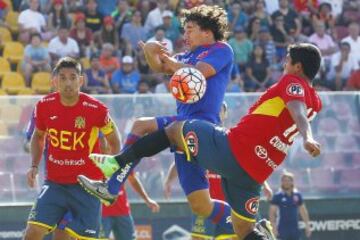 El jugador de Union Española, Jorge Ampuero  izq, disputa el balon con Mathias Corujo de Universidad de Chile durante el partido de primera division en el estadio Santa Laura de Santiago, Chile.
