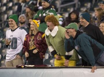 Algunos duendecillos de Santa Claus faltaron al curro para ir a ver a los Eagles. No les salió a cuenta. La que se está conteniendo como puede la risa es la chavala fan de los Redskins.