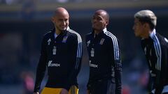 Carlos González canta el himno de Pumas en la banca de Tigres