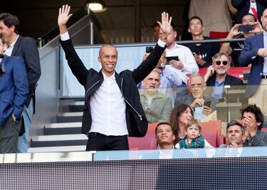 El exjugador brasileño del Atleti (2011-2015), João Miranda, saluda al público del Cívitas Metropolitano antes del inicio del partido. 