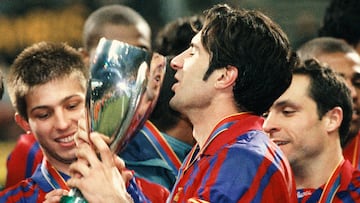 Der portugiesische Mannschaftskapitän des FC Barcelona, Luis Figo (M), küßt den eroberten Supercup, und auch seine Mitspieler Albert Celades (l) und Sergi Barjuan (r) bewundern die Trophäe. Der FC Barcelona gewinnt sie am 11.3.1998 im Dortmunder Westfalenstadion durch ein 1:1 im Final-Rückspiel gegen Borussia Dortmund. Das Hinspiel hatte Barcelona im heimischen Stadion mit 2:0 gewonnen. (Photo by Franz-Peter Tschauner/picture alliance via Getty Images)