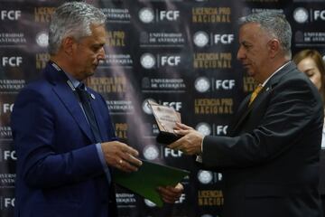 El DT vallecaucano también recibió un homenaje de la organización por su trayectoria en el fútbol nacional e internacional.