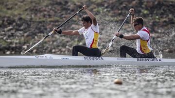 Los españoles Antoni Segura y Alfonso Benavides compiten en una regata clasificatoria de C2 200 metros.