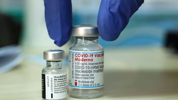 Un m&eacute;dico coloca dos viales de vacunas contra el coronavirus COVID-19 (de izquierda a derecha): Pfizer-BioNTech y Moderna, sobre una mesa antes de administrar las dosis en un Centro M&eacute;dico de Servicios de Salud Clalit en el este de Jerusal&eacute;n el 10 de agosto de 2021. 