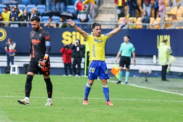 Partidazo del lateral del Puerto de Santa María. En un lapso de cuatro minutos fue decisivo para primero, salvar un gol cantado de Moyano; y después, anotar el 1-0 momentáneo y acabar así con la racha negativa del Cádiz, que aún no había ganado en su estadio esta temporada.