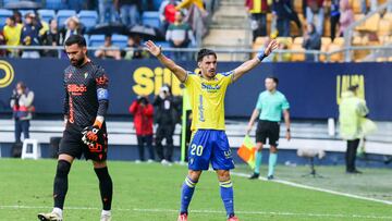 Partidazo del lateral del Puerto de Santa María. En un lapso de cuatro minutos fue decisivo para primero, salvar un gol cantado de Moyano; y después, anotar el 1-0 momentáneo y acabar así con la racha negativa del Cádiz, que aún no había ganado en su estadio esta temporada.
