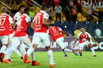 Independiente Santa Fe vence a Rampla Juniors en la segunda ronda de la Copa Sudamericana en partido jugado en El Campín. Henao marcó los goles del triunfo