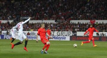 2-2. Gameiro anotó el gol del empate tras un centro de Aleix Vidal.