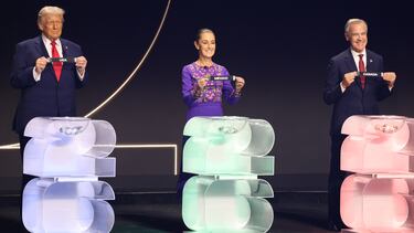 AME6213. WASHINGTON (ESTADOS UNIDOS), 05/12/2025.- El presidente de Estados Unidos, Donald Trump (i), la presidenta de México, Claudia Sheinbaum (c), y el primer ministro de Canadá, Mark Carney, sostienen papeles con los nombres se sus países durante el sorteo del Mundial de Fútbol FIFA 2026 este viernes, en el Kennedy Center de Washington (Estados Unidos). EFE/ Octavio Guzmán