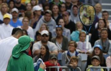 Nick Kyrgios lanza su raqueta durante un punto perdido ante el italiano Andreas Seppi.