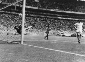 Debutó en 1955 (con 17 años) en el modesto Chesterfield. Entre sus mayores logros está el haber conseguido formar parte de la única selección de Inglaterra Campeona del Mundo, en 1966.