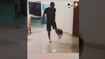 ¡Brian Fernández hizo jueguitos con una bolsa de basura!