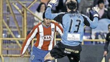 <b>FRENTE A FRENTE.</b> El Kun Agüero encara a Alberto, que intenta tapar y abortar la jugada de ataque.