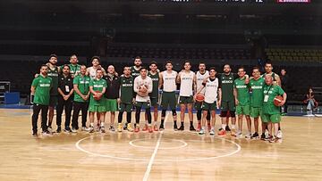 Jugadores de la Selección Mexicana de Basquetbol en la duela de la Arena Ciudad de México.