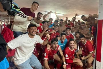 Los jugadores del Rinc¨®n, celebrando su sexta victoria consecutiva en Divisi¨®n de Honor andaluza.