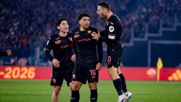 Che Adams celebra un gol con Emirhan Ilkhan y Nikola Vlasic.