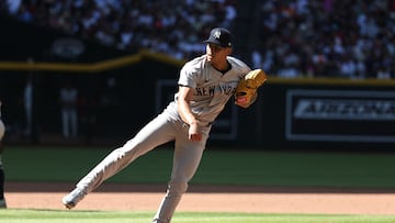 PHOENIX, ARIZONA - APRIL 03: Jonathan Loaisiga #43 of the New York Yankees throws a pitch against the Arizona Diamondbacks at Chase Field on April 03, 2024 in Phoenix, Arizona. Zac BonDurant/Getty Images/AFP (Photo by Zac BonDurant / GETTY IMAGES NORTH AMERICA / Getty Images via AFP)