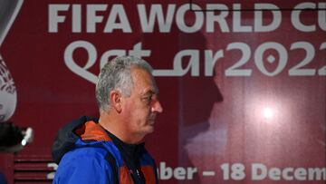 Ecuador's coach Gustavo Alfaro walks to a bus as he arrives at the Hamad International Airport in Doha on November 15, 2022, ahead of the Qatar 2022 World Cup football tournament. (Photo by Paul ELLIS / AFP)
