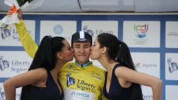 El polaco Michal Kwiatkowski en el podio, con el maillot de líder.
