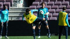 Gerad Piqué dando espectáculo en el entrenamiento de ayer ante la mirada de Marcos Alonso y la atención de Dembélé.