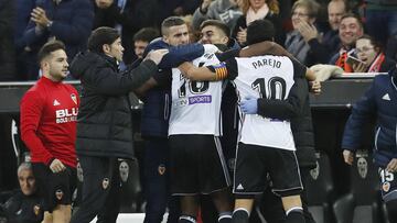Jugadores del Valencia celebran un gol frente al Girona con Marcelino. 