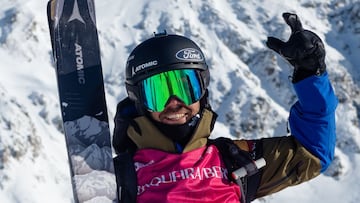 El freeerider aranés Aymar Navarro, totalmente equipado, frente al Baciver, el domingo 29 de enero del 2023, durante la prueba de Baqueira Beret del Freeride World Tour.
