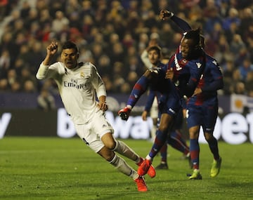 Imagen de la jugada del penalti del futbolista del Levante Doukouré al jugador del Real Madrid Casemiro pitado por Iglesias Villanueva tras consultar a los árbitros del VAR.