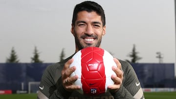 Luis Su&aacute;rez posa con el bal&oacute;n del Atl&eacute;tico. 