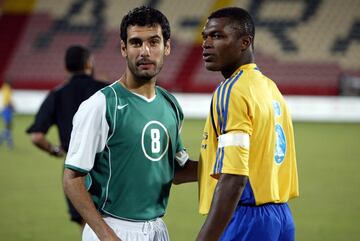 El futbolista ganés jugó en el Al-Gharafa (en la foto con Guardiola) la temporada 2004-2005. Y también en el Qatar S. C. la temporada 2005-2006.