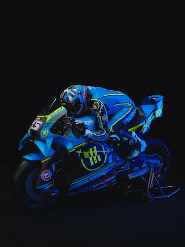 El equipo estadounidense desveló las nuevas decoraciones de sus motos para 2026, fieles a la identidad que les llevó al éxito el año pasado. El azul, el negro y el amarillo fluorescente vuelven a dominar una imagen ahora más agresiva gracias al acabado mate y a los nombres de los pilotos en los carenados, en una puesta en escena que refuerza el espíritu continuista de la marca.