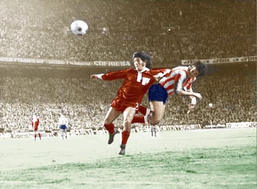 Irureta, en el momento en que hizo el 1-0 de cabeza. 