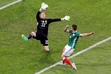 Javier Hernández bombea ante la salida de Marc-Andre ter Stegen.