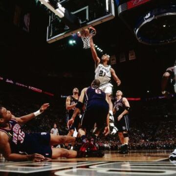 En junio de 2003, Tim Duncan de los San Antonio Spurs  frente a los New Jersey Nets.