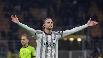 Milan (Italy), 19/03/2023.- Juventus FC's midfielder Adrien Rabiot celebrates following the Italian serie A soccer match between FC Inter and Juventus in Milan, Italy, 19 March 2023. (Italia) EFE/EPA/ROBERTO BREGANI
