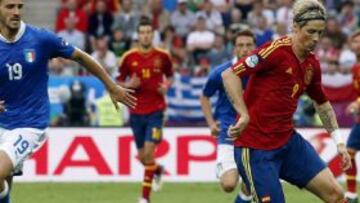 El delantero de España, Fernando Torres, controla la pelota perseguido por el defensa de Italia, Leonardo Bonucci, durante el partido correspondiente a la primera jornada del grupo C de la Eurocopa 2012, que se disputa en el estadio Arena Gdansk en Polonia, hoy, domingo 10 de junio de 2012.
